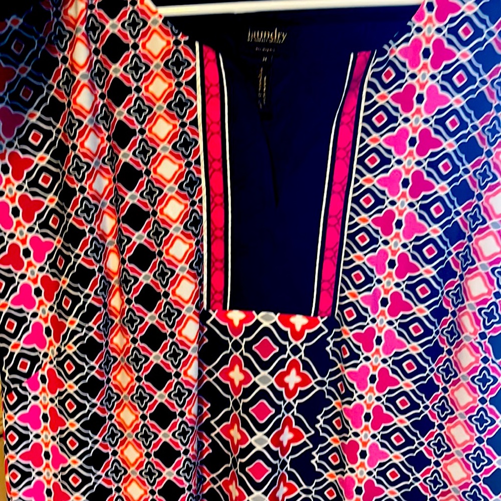 Beautiful dress “Laundry by Shelli Segal” Armpit to armpit 20” length 36”.